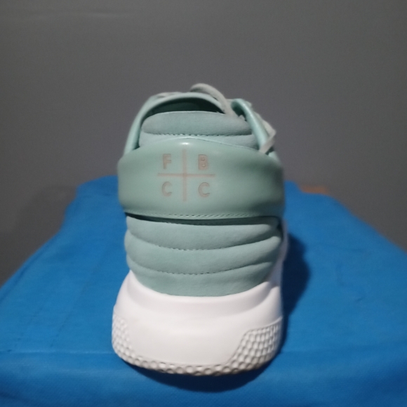 **RARE** SIA COLLECTIVE SNEAKERS - Picture 3 of 11